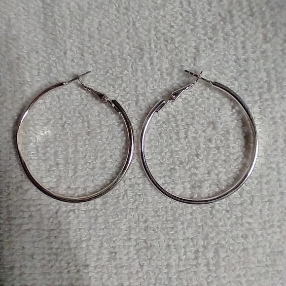 Vintage Jewelry - Large silvertone hoop wire earrings